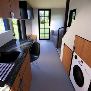 以下が含まれることがあります： キッチンとランドリーエリアを備えたモダンなタイニーハウスのインテリアビュー。キッチンには黒いシンク、カウンタートップ、木製キャビネットがあります。洗濯機はランドリーエリアの近くに見えます。窓とドアから自然光が入ります。