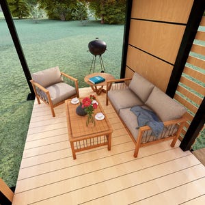 Pu&ograve; includere: Spazio living all'aperto con un divano in legno, due poltrone e un tavolino. Sono presenti anche un tavolino rotondo e una griglia. L'arredamento &egrave; disposto su un ponte di legno, con un prato verde sullo sfondo.