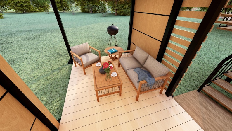 Pu&ograve; includere: Spazio living all'aperto con un divano in legno, due poltrone e un tavolino. Sono presenti anche un tavolino rotondo e una griglia. L'arredamento &egrave; disposto su un ponte di legno, con un prato verde sullo sfondo.