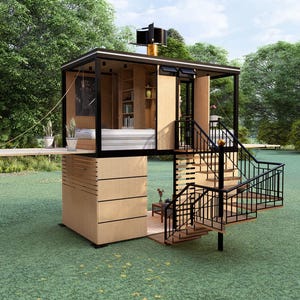 Pu&ograve; includere: Una moderna casetta a due piani con struttura in metallo nero e rivestimento in legno. La casa &egrave; dotata di una scala, un piccolo ponte e una struttura sul tetto. La struttura &egrave; situata su un prato erboso con alberi sullo sfondo.