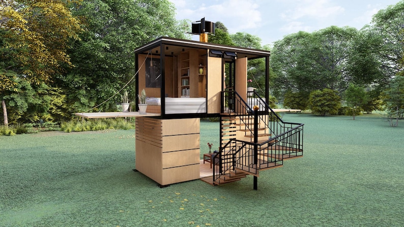 Pu&ograve; includere: Una moderna casetta a due piani con struttura in metallo nero e rivestimento in legno. La casa &egrave; dotata di una scala, un piccolo ponte e una struttura sul tetto. La struttura &egrave; situata su un prato erboso con alberi sullo sfondo.