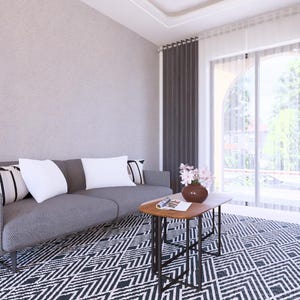 Puede incluir: Sal&oacute;n moderno con sof&aacute; gris, cojines blancos y alfombra estampada. Una mesa de centro de madera sostiene un jarr&oacute;n con flores. Cortinas grises oscuras enmarcan una gran ventana, y las paredes son de color gris claro.