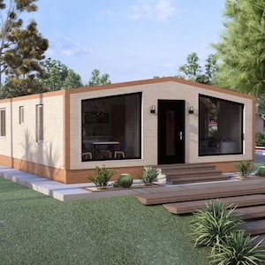 Puede incluir: Una casa moderna de una sola planta con exterior beige, molduras marrones y puerta principal negra. Grandes ventanales ofrecen vistas del interior. Una pasarela de madera conduce a la entrada, rodeada de jardiner&iacute;a y vegetaci&oacute;n.