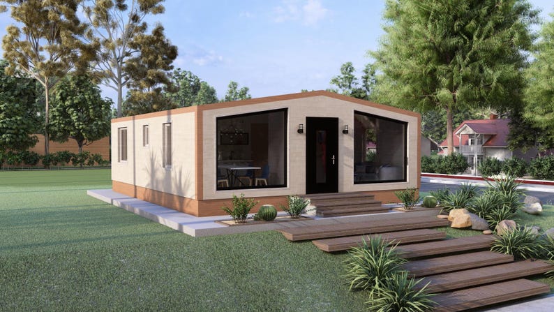 Puede incluir: Una casa moderna de una sola planta con exterior beige, molduras marrones y puerta principal negra. Grandes ventanales ofrecen vistas del interior. Una pasarela de madera conduce a la entrada, rodeada de jardiner&iacute;a y vegetaci&oacute;n.