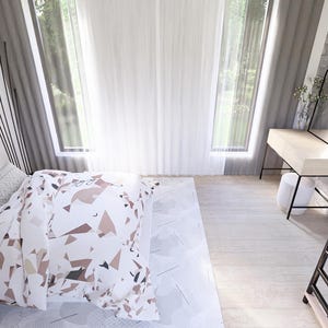 Op de afbeelding: Een moderne slaapkamer met een bed bedekt met een patroon dekbed en kussens. De kamer heeft een kaptafel met een zwart omlijste spiegel, een groot raam met transparante gordijnen en een lichte houten vloer. De muren zijn een mix van licht hout en steen.