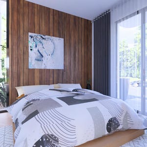 Puede incluir: Un dormitorio moderno con una cama grande con un edred&oacute;n estampado en tonos grises y blancos. La habitaci&oacute;n tiene una pared de acento de madera con una pintura abstracta, ventanas grandes y cortinas transparentes. Una planta a&ntilde;ade un toque de vegetaci&oacute;n.