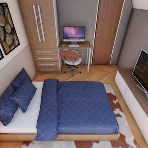 Peut inclure: Int&eacute;rieur de chambre avec un lit, des oreillers et une couette bleue. Un bureau avec un ordinateur et une chaise est visible, ainsi qu'une grande t&eacute;l&eacute;vision et des &oelig;uvres d'art encadr&eacute;es. La pi&egrave;ce a un parquet et un tapis.