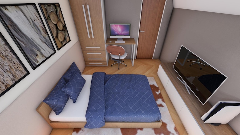 Peut inclure: Int&eacute;rieur de chambre avec un lit, des oreillers et une couette bleue. Un bureau avec un ordinateur et une chaise est visible, ainsi qu'une grande t&eacute;l&eacute;vision et des &oelig;uvres d'art encadr&eacute;es. La pi&egrave;ce a un parquet et un tapis.