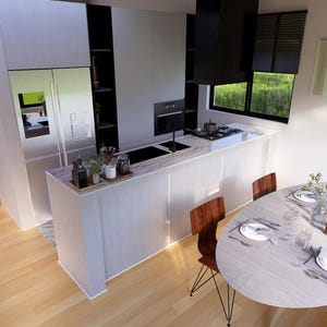 Puede incluir: Interior de cocina moderno con gabinetes blancos, refrigerador de acero inoxidable y barra de desayuno. Una mesa de comedor ovalada de madera est&aacute; puesta con platos y cubiertos. La habitaci&oacute;n tiene pisos de madera y vistas al exterior.