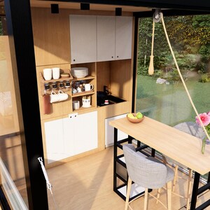 Pu&ograve; includere: Interno di una piccola casa moderna con cucina e zona pranzo. La cucina &egrave; dotata di mobili in legno chiaro, piani di lavoro bianchi e un piccolo lavandino. Un bancone in legno con due sgabelli e un vaso di fiori rosa si trova nella zona pranzo.