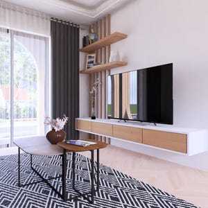 Puede incluir: Sal&oacute;n moderno con un televisor de pantalla plana montado en la pared. Debajo, un mueble flotante con cajones de madera. La habitaci&oacute;n tiene una alfombra estampada, una mesa de centro y un sof&aacute;. Se ven grandes ventanas con cortinas.