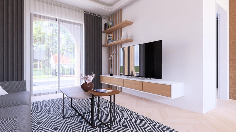 Puede incluir: Sal&oacute;n moderno con un televisor de pantalla plana montado en la pared. Debajo, un mueble flotante con cajones de madera. La habitaci&oacute;n tiene una alfombra estampada, una mesa de centro y un sof&aacute;. Se ven grandes ventanas con cortinas.
