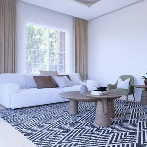 Puede incluir: Sal&oacute;n moderno con un sof&aacute; blanco, dos sillones verdes y una mesa de centro de madera. Una alfombra estampada en blanco y negro cubre el suelo. Tambi&eacute;n se ve una ventana grande con cortinas y una puerta de madera.