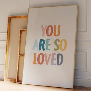 Póster "Eres tan amado", decoración de sala de juegos con arcoíris, arte de pared para guardería con arcoíris, afirmación diaria, impresión para habitación de niños pequeños, descarga digital