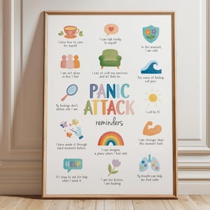 Könnte beinhalten: Ein gerahmter Druck mit den Worten "PANIC ATTACK reminders" und verschiedenen unterstützenden Sätzen und Illustrationen. Das Kunstwerk zeigt einen Regenbogen, eine Blume, eine Teetasse und andere farbenfrohe Bilder zur Förderung des psychischen Wohlbefindens.