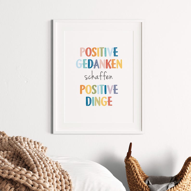 Peut inclure: Une impression encadr&eacute;e blanche avec une citation color&eacute;e en allemand qui dit "POSITIVE GEDANKEN schaffen POSITIVE DINGE".