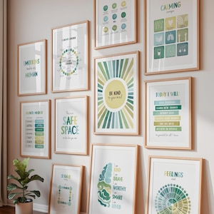 Puede incluir: Una colección de láminas artísticas enmarcadas con citas inspiradoras y afirmaciones. Las láminas presentan varios diseños en tonos verdes, azules y amarillos, con marcos de madera. El arte mural incluye frases y diagramas motivacionales.