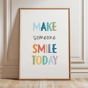 Könnte beinhalten: Ein weißer Poster mit einem bunten Textüberlagerung, der "MAKE someone SMILE TODAY" lautet. Die Buchstaben sind in einem Regenbogen-Farbschema.