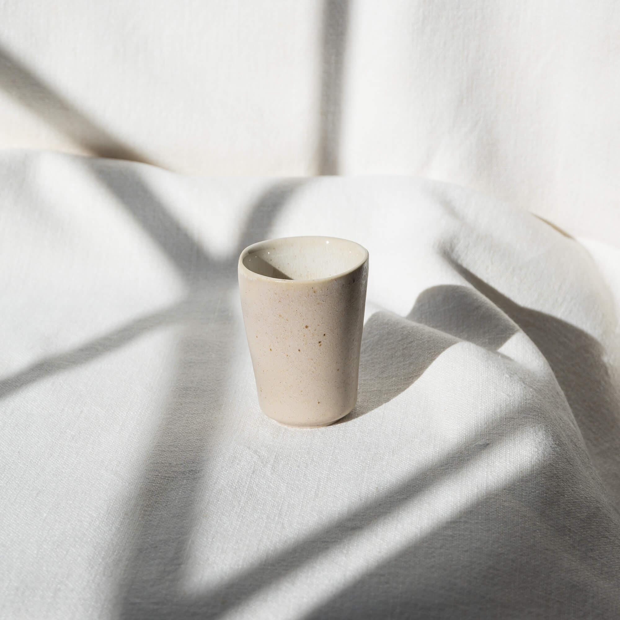 Taza de espresso Eelina de gres, hecha a mano, 100 ml, beige, exterior mate e interior brillante, apta para lavavajillas y microondas.