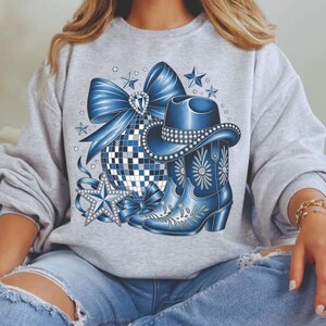 Conception de cow-girl en denim western preppy et losanges avec bottes, chapeau de cowboy, boule disco et noeud - conception PNG - téléchargement immédiat par sublimation