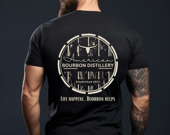 Puede incluir: Camiseta negra con un logotipo blanco que presenta un diseño de veta de madera desgastada. El logotipo dice "American Bourbon Distillery" y "Establecido en 1903". El texto debajo del logotipo dice "Life Happens...Bourbon Helps".