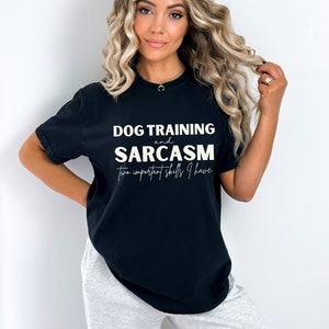 Maglietta per addestramento cani e sarcasmo Addestramento cani Addestramento cuccioli Addestratore cani Cane da servizio Cane da salvataggio Maglietta divertente per cani Amanti dei cani Regalo per amanti dei cani