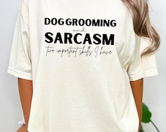 Może przedstawiać: Biały T-shirt z czarnym tekstem, który brzmi "DOG GROOMING and SARCASM two important skills I have."