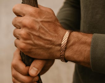 STELLING | Gedraaide puur koperen manchetarmband – massief koperen herensieraden