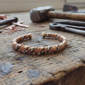 VIOLETUS | Twisted Copper Cuff Bracelet with Engraved Design – Adjustable Unisex Jewelry