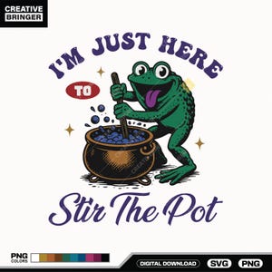 Może przedstawiać: Kapryśna grafika przedstawiająca zieloną żabę mieszającą w kotle z napisem "I'm Just Here To Stir The Pot". Żaba ma fioletowy język i jest umieszczona na białym tle. Projekt zawiera gwiazdy i logo Creative Bringer.