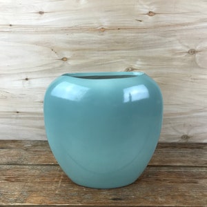 Vintage 1980&#39;s Light Green Ceramic Flower Vase Post Modern Art Pottery Art Deco Abstract Shape