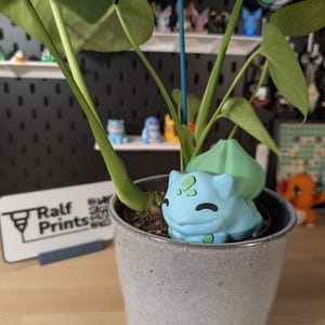 Figura de Bulbasaur durmiendo | Inspirado en 101 cartas promocionales de Pokémon | Bonita decoración de Plant Buddy para escritorio, estante o jardín | Idea de regalo de Pokémon