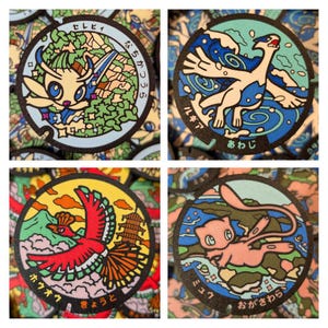 Op de afbeelding: Vier cirkelvormige, kleurrijke illustraties met stripfiguren en Japanse tekst. Elk ontwerp heeft een ander personage, tegen een achtergrond van landschappen en water. De personages zijn in tinten roze, blauw, rood en geel.