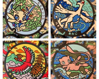 Set de 4 posavasos Pokémon con tapa de alcantarilla: Mew, Celebi, Ho-Oh y Lugia | Arte japonés de tapas de alcantarilla | Decoración para el hogar y la sala de juegos inspirada en el anime