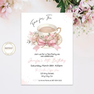 Könnte beinhalten: Eine rosa und weiße Teetasse mit einer rosa Schleife und einem Blumenmuster. Der Text "Time for Tea" ist in Kursivschrift oben auf der Einladung geschrieben. Die Einladung ist für Jennifers 80. Geburtstags-Teeparty. Die Party findet am Samstag, den 18. März um 16:00 Uhr im Chateau Coffee House statt. Die Adresse lautet 123 Any Street, Any City, CA. RSVP an Anne Marie unter 987-654-3210.