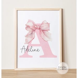 Impresión de arte de pared con lazo rosa de moda para guardería, estampado de lazo pastel, monograma personalizado con letra inicial, decoración de habitación para niña, descarga imprimible