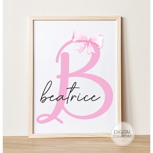 Impresión de arte de pared con lazo rosa de moda para guardería, estampado de lazo pastel, monograma personalizado con letra inicial, decoración de habitación para niña, descarga imprimible