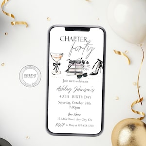 Può includere: Uno smartphone mostra un invito per il 40° compleanno. L'invito presenta illustrazioni ad acquerello di un cocktail, regali, occhiali da sole e tacchi alti. Il testo include "Capitolo Quaranta", il nome, la data, l'ora e le informazioni RSVP.
