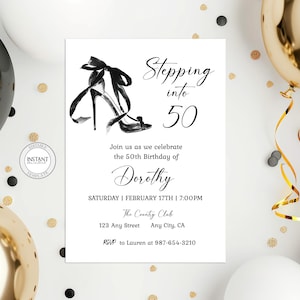 Puede incluir: Una invitación imprimible en blanco y negro para una fiesta de cumpleaños número 50. La invitación presenta una ilustración en blanco y negro de un zapato de tacón alto y el texto "Stepping into 50". La invitación también incluye el texto "Join us as we celebrate the 50th Birthday of Dorothy" y los detalles de la fiesta, incluida la fecha, la hora, la ubicación y la información de RSVP.