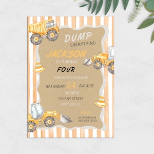 Op de afbeelding: Een verjaardagsuitnodiging met een bouwthema, met illustraties van gele bouwmachines en de tekst "DUMP EVERYTHING JACKSON IS TURNING FOUR". De achtergrond is beige met oranje strepen.