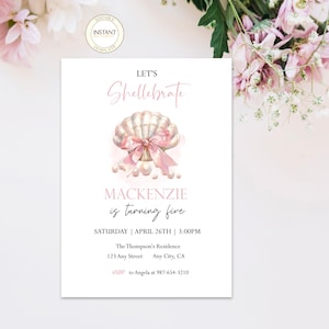Può includere: Una conchiglia rosa e bianca con un fiocco rosa e perle, con il testo "Let's Shellebrate Mackenzie is turning five" e i dettagli della festa.