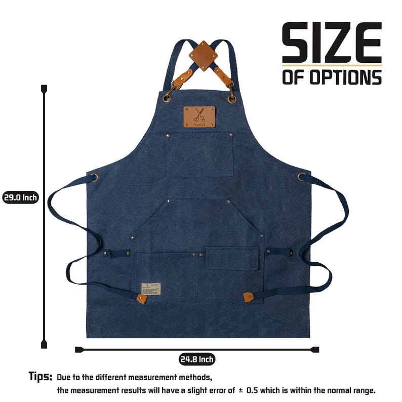 Op de afbeelding: Een blauwe denim schort met bruine leren banden en meerdere zakken. Het schort is 73,7 cm hoog en 63 cm breed. "Size of Options" staat in gouden letters op een zwarte achtergrond.