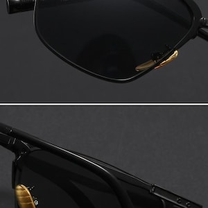 Puede incluir: Gafas de sol negras con un dise&ntilde;o geom&eacute;trico en la parte superior de la montura. Las lentes son oscuras y la montura tiene detalles dorados. Las gafas de sol est&aacute;n etiquetadas como "JAPAN KZ1025 50▢16-13".