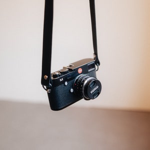 The Leica Strap Schmaler Vintage Kameragurt aus hochwertigem Leder in Schwarz, Kameragurt für Analoge und DSLR Kamera Camera Strap Bild 1