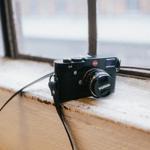 The Leica Strap Schmaler Vintage Kameragurt aus hochwertigem Leder in Schwarz, Kameragurt für Analoge und DSLR Kamera Camera Strap Bild 2