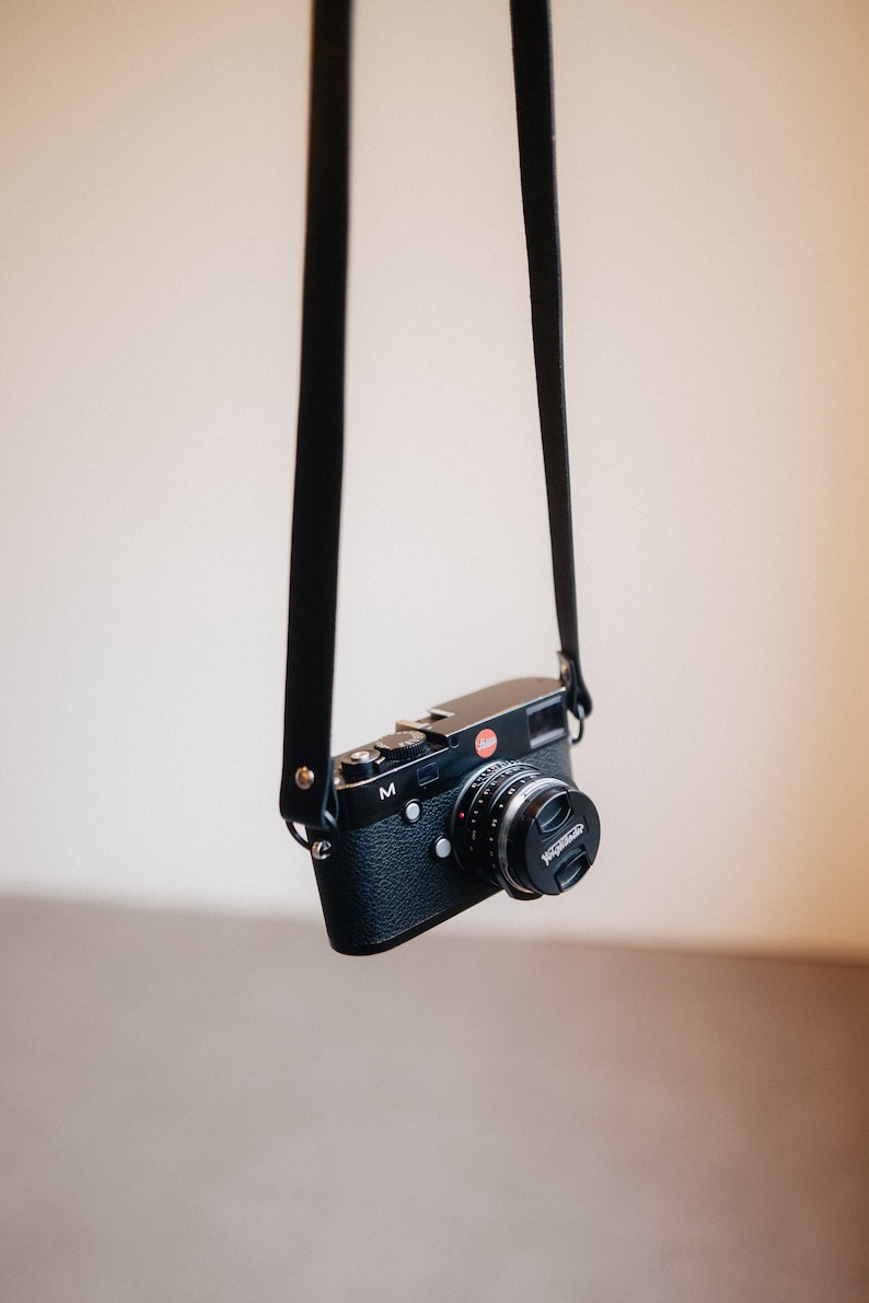 The Leica Strap Schmaler Vintage Kameragurt aus hochwertigem Leder in Schwarz, Kameragurt für Analoge und DSLR Kamera Camera Strap Bild 1