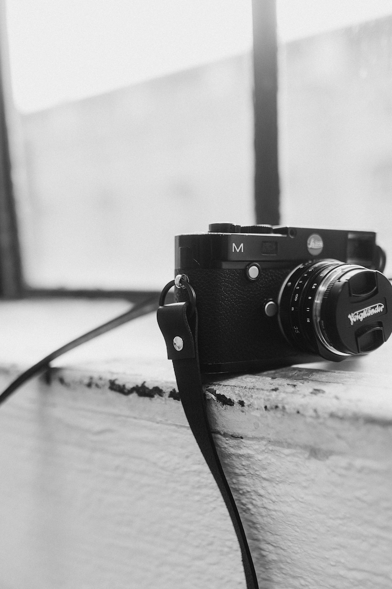 The Leica Strap Schmaler Vintage Kameragurt aus hochwertigem Leder in Schwarz, Kameragurt für Analoge und DSLR Kamera Camera Strap Bild 4