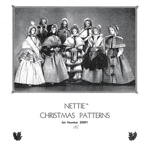 Puede incluir: Imagen en blanco y negro de ocho muñecas vestidas con ropa vintage. Las muñecas llevan gorros y vestidos largos. La imagen está enmarcada con un borde negro y el texto "Nettie TM Christmas Patterns Set Number 200P1 11 1/2" está impreso debajo de la imagen.