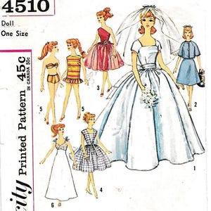 Op de afbeelding: Een Simplicity naaipatroon 4510 voor een pop in één maat. De illustratie toont zes outfits, waaronder een witte trouwjurk met sluier, een blauwe jas en rokset, een roze jurk, een geruite jurk, een gestreept badpak en een witte jurk.