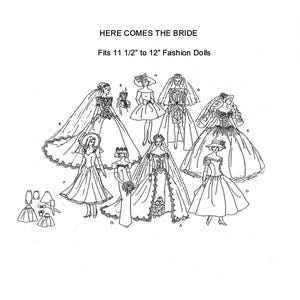 Puede incluir: Un dibujo en blanco y negro de ocho vestidos de novia para muñecas de moda de 11 1/2 a 12 pulgadas. Los vestidos son de diferentes estilos, algunos con velos y otros con sombreros. El texto "HERE COMES THE BRIDE" y "Fits 11 1/2 to 12" Fashion Dolls" está en la parte superior de la página.